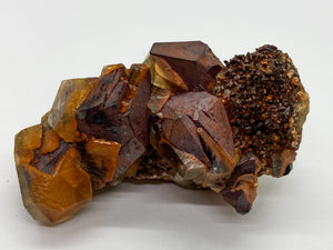 Iron oxidized quartz in calcite