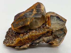 Iron-oxidized Quartz on Calcite